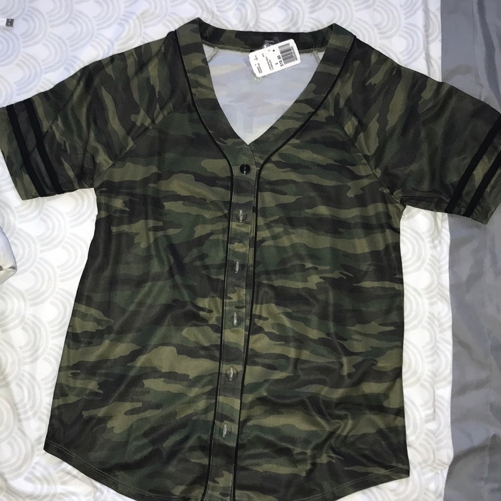 Forever 21 Woman’s Logo Shirt/Jersey.